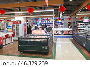 Отдел с охлажденными свежими морепродуктами в сетевом супермаркете Wumart. Ухань ,Китай (2024 год). Редакционное фото, фотограф Кекяляйнен Андрей / Фотобанк Лори