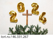 Cross with fir branches and figure 2024 on white grunge background. Concept of Christmas story. Стоковое фото, фотограф Pixel_shot / Фотобанк Лори