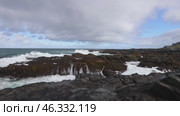 Summer coast of the Barents Sea, waves and surf on the coast of the Rybachy Peninsula, Kola Peninsula, Cape Kekursky. Стоковое видео, видеограф Евгения Глинская / Фотобанк Лори