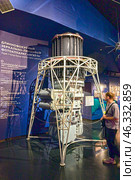 Длиннофокусный зеркально-линзовый телескоп-фотоаппарат "Агат-1" (на подставке). Середина 1960-х гг. в Музее Космонавтики на ВДНХ. Город Москва (2024 год). Редакционное фото, фотограф Александр Тараканов / Фотобанк Лори