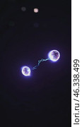 Quantum entanglement, two particles exchanging energy. Стоковое видео, видеограф Данил Руденко / Фотобанк Лори