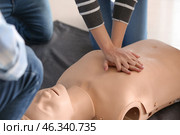 People learning to perform CPR at first aid training course. Стоковое фото, фотограф Pixel_shot / Фотобанк Лори