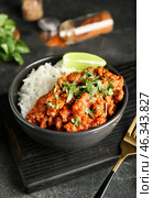 Bowl with tasty chili con carne, rice and lime on dark background, closeup. Стоковое фото, фотограф Pixel_shot / Фотобанк Лори