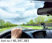 Driving in winter conditions with icy windows and windshield cracks. Стоковое фото, фотограф Кривошеина Елена Леонидовна / Фотобанк Лори