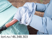 серая муфта, варежки крепятся на ручку коляски или велосипеда, для закалки рук в холодную погоду и зимой. Стоковое фото, фотограф Яна Проничева / Фотобанк Лори