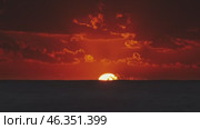 Sunset over ocean with dramatic clouds at dusk. Стоковое видео, видеограф Михаил Коханчиков / Фотобанк Лори