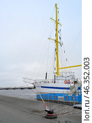 SAINT-PETERSBURG, RUSSIA - NOVEMBER 9, 2024. A sailing ship moored on the Neva River. Редакционное фото, фотограф Сергей Фролов / Фотобанк Лори