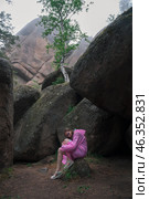 Woman in the taiga forest and rocks of the Stolby nature reserve park. Стоковое фото, фотограф Jan Jack Russo Media / Фотобанк Лори