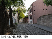 Вид на узкую улочку в исторической части Старого города Пловдива. Типичные средневековые красочные цветные здания. Болгария (2019 год). Стоковое фото, фотограф Дымов Игорь / Фотобанк Лори