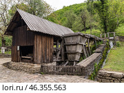 Старая водяная мельница в архитектурно-этнографическом комплексе "Этыр", первая мельница такого типа в Болгарии. Здесь представлены болгарские обычаи, культура и ремесла периода Османской империи (2019 год). Стоковое фото, фотограф Дымов Игорь / Фотобанк Лори