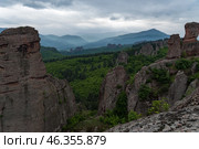 Вид на скалы Белоградчик (Belogradchik) ,природная достопримечательность, Болгария (2019 год). Стоковое фото, фотограф Дымов Игорь / Фотобанк Лори