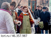 Kolomna, Russia, February 16, 2013. A colorful wedding celebration in Russian traditions. The bride and groom perform the forging ceremony in the forge. Revival and popularization of national traditions. Редакционное фото, фотограф Оксана Медведева / Фотобанк Лори