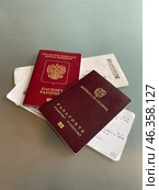 Russian and Colombian passports are ready to the journey. Стоковое фото, фотограф Виктор Ветошкин / Фотобанк Лори