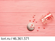 Bottle with hormonal pills on pink wooden background. Стоковое фото, фотограф Pixel_shot / Фотобанк Лори