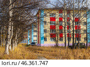 Красочные здания в небольшом посёлке в Сибири. Осенний сезон. Повседневная жизнь в провинциальных городах и посёлка России. Путешествие в Сибирь и на Дальний Восток России. Село Клёпка, Магаданская область, Россия. Стоковое фото, фотограф Андрей Степанов / Фотобанк Лори