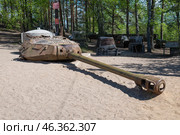 Пушка и башня танка ИС-4 (башенная артиллерийская установка АФДС) солнечным майским днем. Мемориально-музейный комплекс "Сестрорецкий рубеж" (2022 год). Редакционное фото, фотограф Виктор Карасев / Фотобанк Лори