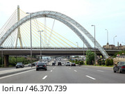 Cable-stayed bridge across wide avenue in the center of Baku, Azerbaijan (2024 год). Редакционное фото, фотограф Евгений Ткачёв / Фотобанк Лори