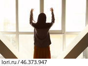 Young Muslim woman praying at home. Стоковое фото, фотограф Pixel_shot / Фотобанк Лори