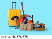 Unwanted stuff for yard sale on blue background. Стоковое фото, фотограф Pixel_shot / Фотобанк Лори