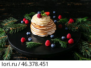 Board with tasty Pavlova cake on dark wooden background. Стоковое фото, фотограф Pixel_shot / Фотобанк Лори