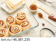 Baking dish with uncooked cinnamon rolls and on light background, closeup. Стоковое фото, фотограф Pixel_shot / Фотобанк Лори