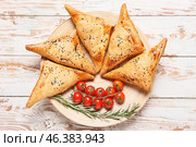 Plate with tasty Uzbek samsa on white wooden background. Стоковое фото, фотограф Pixel_shot / Фотобанк Лори