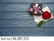 Gift box and letter with text I'M SORRY on wooden background. Стоковое фото, фотограф Pixel_shot / Фотобанк Лори