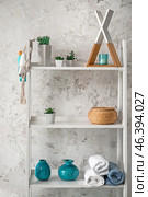 Rack with houseplants and towels in bathroom. Стоковое фото, фотограф Pixel_shot / Фотобанк Лори