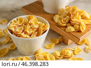 Bowl with tasty cornflakes on light background. Стоковое фото, фотограф Pixel_shot / Фотобанк Лори