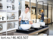 Woman looking to buy new bathroom sink in harware store. Стоковое фото, фотограф Яков Филимонов / Фотобанк Лори