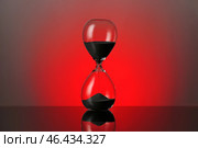 Хрустальные песочные часы на цветном фоне. Стоковое фото, фотограф Pixel_shot / Фотобанк Лори