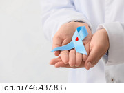 Женщина-врач с лентой осведомленности на светлом фоне, крупным планом. Концепция диабета. Стоковое фото, фотограф Pixel_shot / Фотобанк Лори