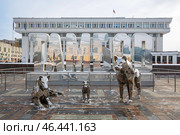 Город Тамбов, Тамбовская область, Россия. Скульптурная композиция «Семейство волков» и большая надпись «Тамбов» на площади напротив здания Правительства Тамбовской области. Скульптуры волка, волчицы и волчонка из нержавеющей стали. Зеркальные металлические буквы. Популярная туристическая достопримечательность. Путешествия и туризм по Центральной России. Редакционное фото, фотограф Андрей Степанов / Фотобанк Лори