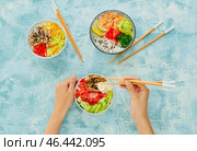 Женщина ест вкусный рис тыкать миской на цветном фоне. Стоковое фото, фотограф Pixel_shot / Фотобанк Лори