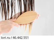 Красивая молодая женщина расчесывает волосы после мытья дома, крупным планом. Стоковое фото, фотограф Pixel_shot / Фотобанк Лори