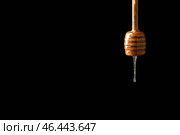 Ковш с вкусным мёдом на темном фоне. Стоковое фото, фотограф Pixel_shot / Фотобанк Лори