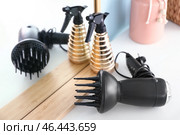 Выдувная сушилка с распылителем на столе возле зеркала в парикмахерской. Стоковое фото, фотограф Pixel_shot / Фотобанк Лори