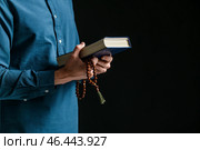 Религиозный человек молится Богу на темном фоне. Стоковое фото, фотограф Pixel_shot / Фотобанк Лори