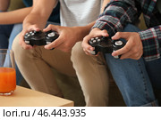 Подростки играют в видеоигры дома, крупным планом. Стоковое фото, фотограф Pixel_shot / Фотобанк Лори