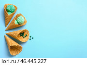 Вкусное мороженое и вафельные рожки спирулины на цветном фоне. Стоковое фото, фотограф Pixel_shot / Фотобанк Лори