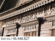 Наличники  с крестиком - фрагмент старинного деревянного дома времен Российской Империи в Астрахани. Как правило, в таких домах жили священники. Стоковое фото, фотограф Павел Просянов / Фотобанк Лори