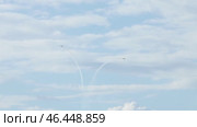 Aerobatic airplanes performing a heart shaped maneuver in the sky. Стоковое видео, видеограф Константин Шишкин / Фотобанк Лори