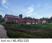 Кирпичный первый этаж деревенского дома после пожара. Стоковое фото, фотограф Ирина Климкович / Фотобанк Лори