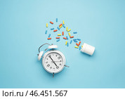 Композиция со снотворным и будильником на цветном фоне. Стоковое фото, фотограф Pixel_shot / Фотобанк Лори