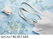 Эко сумка для покупок со стеклянными бутылками на цветном фоне. Стоковое фото, фотограф Pixel_shot / Фотобанк Лори