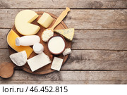 Различные молочные продукты без лактозы на деревянном фоне. Стоковое фото, фотограф Pixel_shot / Фотобанк Лори