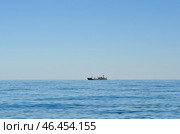 Рыболовецкое судно во время промышленного лова диких морских продуктов глубоководным тралом в Чёрном море (2013 год). Стоковое фото, фотограф Snezka / Фотобанк Лори