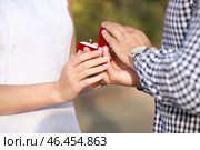 Молодой человек, предлагая его любимой на открытом воздухе, крупным планом. Стоковое фото, фотограф Pixel_shot / Фотобанк Лори