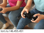 Друзья играют в видеоигры дома, крупным планом. Стоковое фото, фотограф Pixel_shot / Фотобанк Лори
