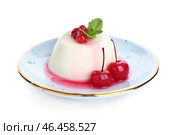Тарелка с вкусной панна коттой на белом фоне. Стоковое фото, фотограф Pixel_shot / Фотобанк Лори